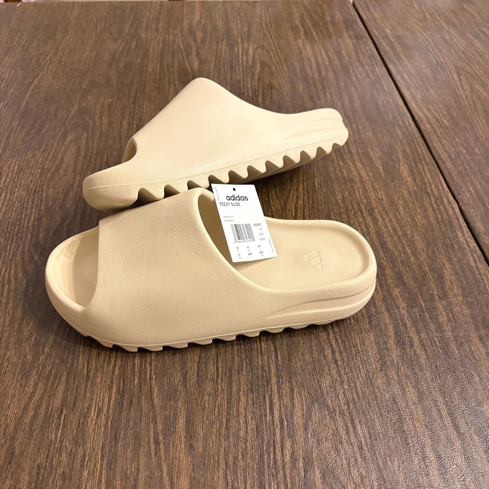 Yeezy Bone Slide